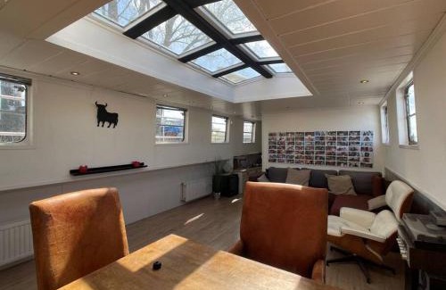 Haarlemmerbuurt Chalet De Esquí | Spacious homely house boat