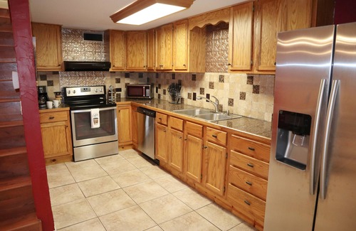Piney Casa | Spacious Hot Springs Home w/ Hot Tub, Boat Slip, 2 KING Beds, 15 min to Oaklawn