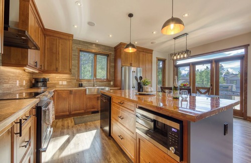 East Kootenay Casa | Spacious | Hot Tub | Pet-Friendly | Mountain Views | Fire Pit | Golf