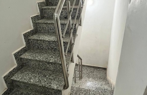Varanasi Apartamento | Spacious hotel suites with 9 bedrooms and WiFi, AC in enchanting Varanasi
