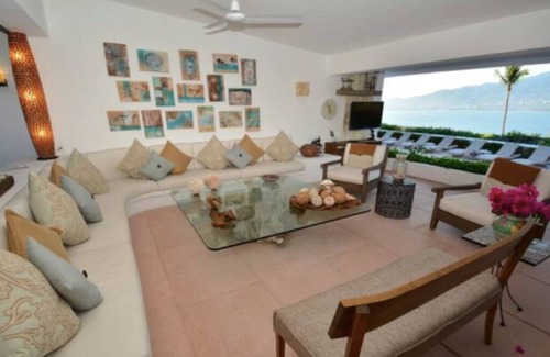 Las Brisas Casa | Spacious House in Las Brisas / Spectacular Terrace
