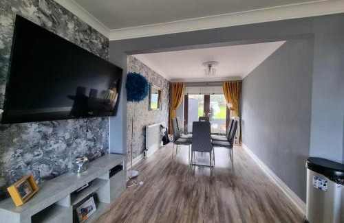 Belfast Villa | Spacious house City skyline and mountain views close too belfast centre and airports free parking