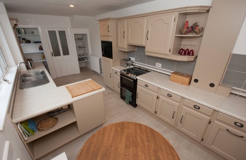 Crynant Casa | Spacious house close to Rhossili Bay & Wales Coastal Path