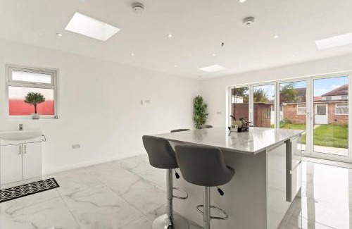 Ashford Casa | Spacious House - Ideal with Contractors & Groups - Direct Heathrow Access - Free Parking, Fast WiFi and Smart TV by Yoko Property