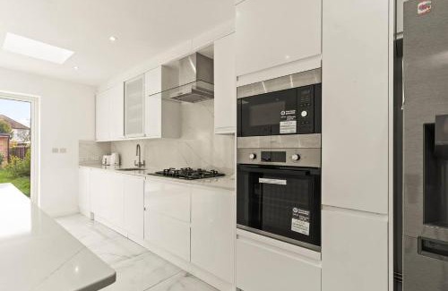Ashford Casa | Spacious House - Ideal with Contractors & Groups - Direct Heathrow Access - Free Parking, Fast WiFi and Smart TV by Yoko Property