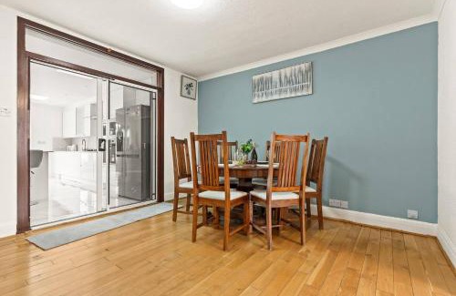Ashford Casa | Spacious House - Ideal with Contractors & Groups - Direct Heathrow Access - Free Parking, Fast WiFi and Smart TV by Yoko Property
