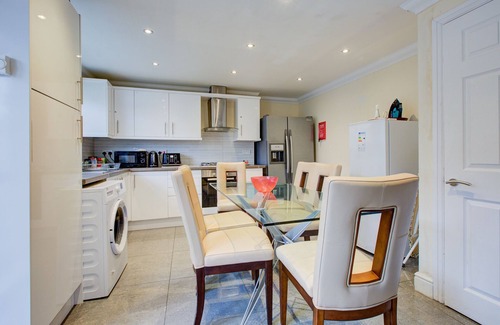 Reading Casa | Spacious house in a quite cul de sac with parking and great location.