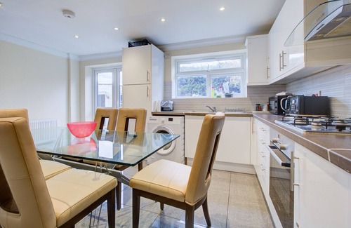 Reading Casa | Spacious house in a quite cul de sac with parking and great location.