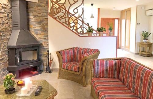 Cretas Casa | Spacious House in Cretas with Mountain View