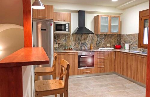 Cretas Casa | Spacious House in Cretas with Mountain View