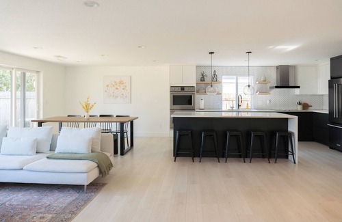 Mill Plain Casa | Spacious house in Vancouver with Private Movie Theater and Golf Simulator!