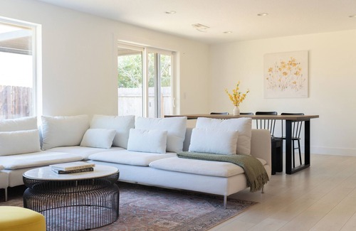 Mill Plain Casa | Spacious house in Vancouver with Private Movie Theater and Golf Simulator!