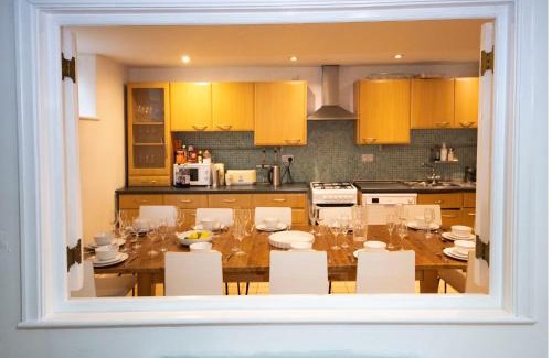Georgian Quarter Casa | Spacious house Liverpool city centre L1, sleeps 16