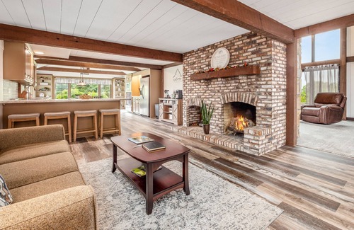 Cambridge Casa | Spacious House minutes from the Wilds & AEP Public Hunting w/hot tub & fireplace