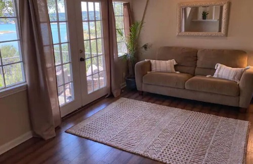 Kingsbury Casa | Spacious House on Medina Lake!
