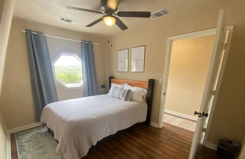 Kingsbury Casa | Spacious House on Medina Lake!