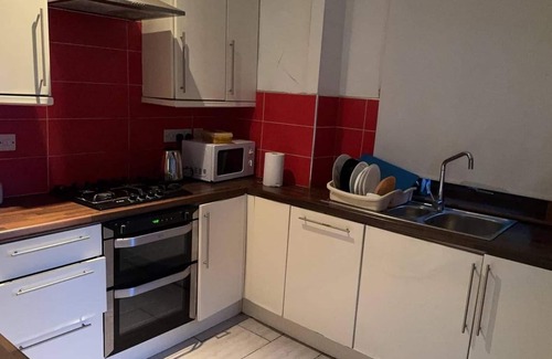 Walsall Casa | Spacious House- Parking, Garden & Central Location