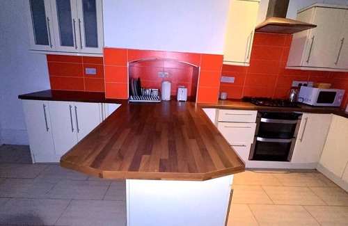 Walsall Casa | Spacious House- Parking, Garden & Central Location