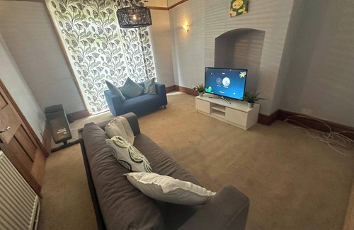 Walsall Casa | Spacious House- Parking, Garden & Central Location
