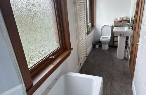 Walsall Casa | Spacious House- Parking Garden & Central Location