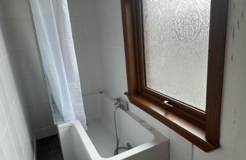 Walsall Casa | Spacious House- Parking Garden & Central Location