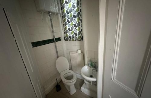 Walsall Casa | Spacious House- Parking Garden & Central Location