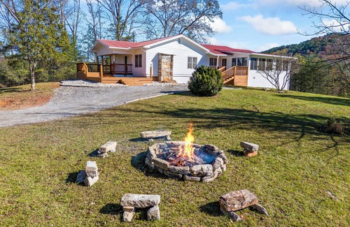 Sautee Nacoochee Casa | Spacious House on 3 Acres, Mountain Views Sunroom, Screened Porch, Fire Pit