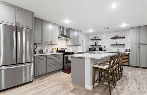 Cox Heights Casa | Spacious house w/hot tub/Lawn/Fire pit - mins to old town/ASU. Pet Friendly!