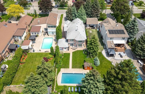 Rathwood Casa | Spacious House with Large Heated Pool and Backyard.