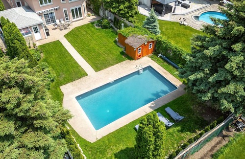 Rathwood Casa | Spacious House with Large Heated Pool and Backyard.
