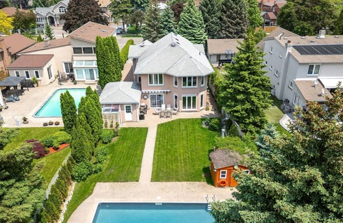 Rathwood Casa | Spacious House with Large Heated Pool and Backyard.