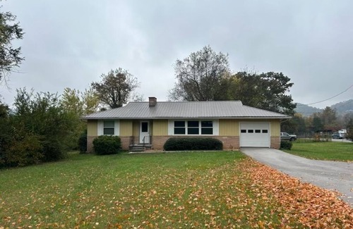Powell Casa | Spacious house with large front and back yard, recently renovated