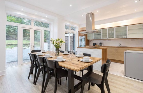 Manchester Casa | Spacious House With Parking Near Heaton Park