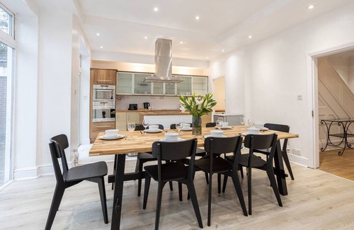 Manchester Casa | Spacious House With Parking Near Heaton Park