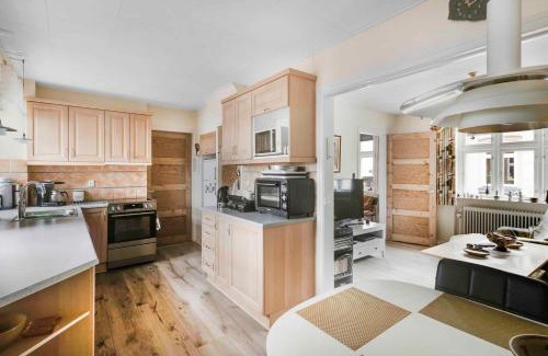 Ronne Villa | Spacious House With Sea Views From All Rooms