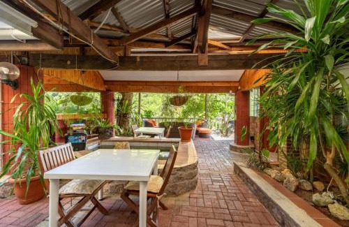 Glacis Casa | Spacious House with Shared Pool in Machabee