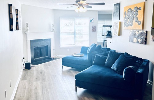 Snellville Casa | Spacious house with an artsy flair