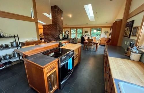 Port Orford Otro | Spacious HS w/Sauna-Game RM-Wifi-Basket Ball Walk to Beach! Gated- Private!