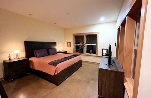 Port Orford Otro | Spacious HS w/Sauna-Game RM-Wifi-Basket Ball Walk to Beach! Gated- Private!