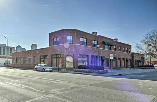 St. Joseph Historic Neighborhood Apartamento | Spacious Indianapolis Condo w/ Private Gym!