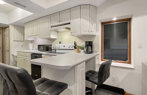 Des Moines Apartamento | Spacious Jacuzzi Loft & Free Parking near iCubs