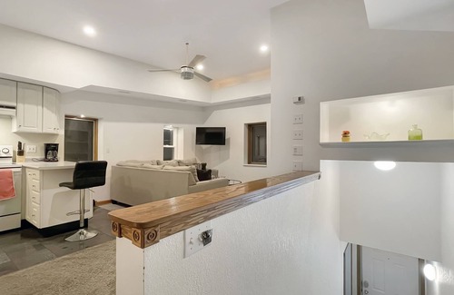 Des Moines Apartamento | Spacious Jacuzzi Loft & Free Parking near iCubs