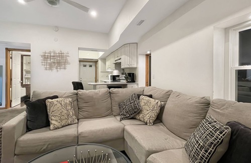 Des Moines Apartamento | Spacious Jacuzzi Loft & Free Parking near iCubs