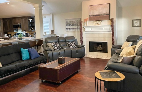 Katy Casa | Spacious Katy near Houston IH-10 70inTV 3 Desks Work Business Sleeps 16 Hwy99