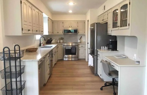 Edwardsville Casa | Spacious KC Home - Pickleball, Mini Golf, Gym, Luxurious Bathrooms, Swim Spa