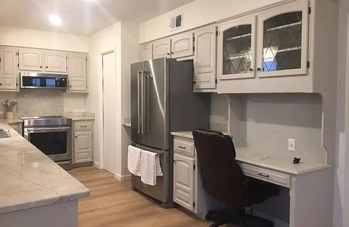 Edwardsville Casa | Spacious KC Home - Pickleball, Mini Golf, Gym, Luxurious Bathrooms, Swim Spa