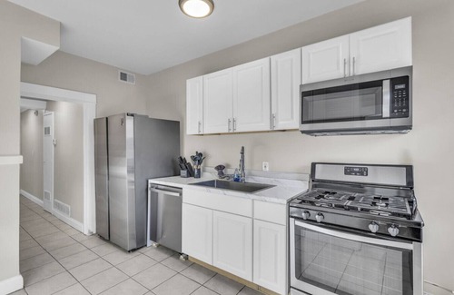South Hyde Park Apartamento | Spacious KC Stay: 2 Bedrooms Near Stadiums, BBQ, Jazz & Fountains!