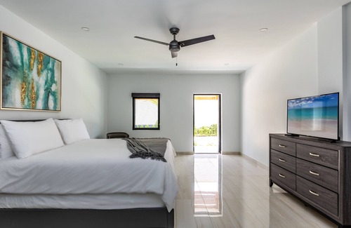 The Bight Hotel | Modern, Spacious KING Bedroom in Boutique Hotel - Pool, Bicycles, Beach access