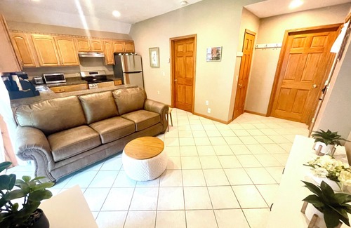 Erie County Apartamento | Spacious King Bed Suite at Antique Store