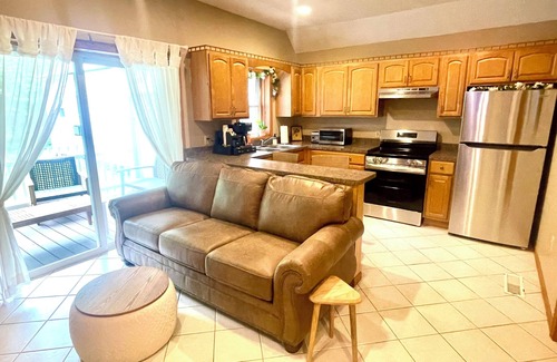Erie County Apartamento | Spacious King Bed Suite at Antique Store